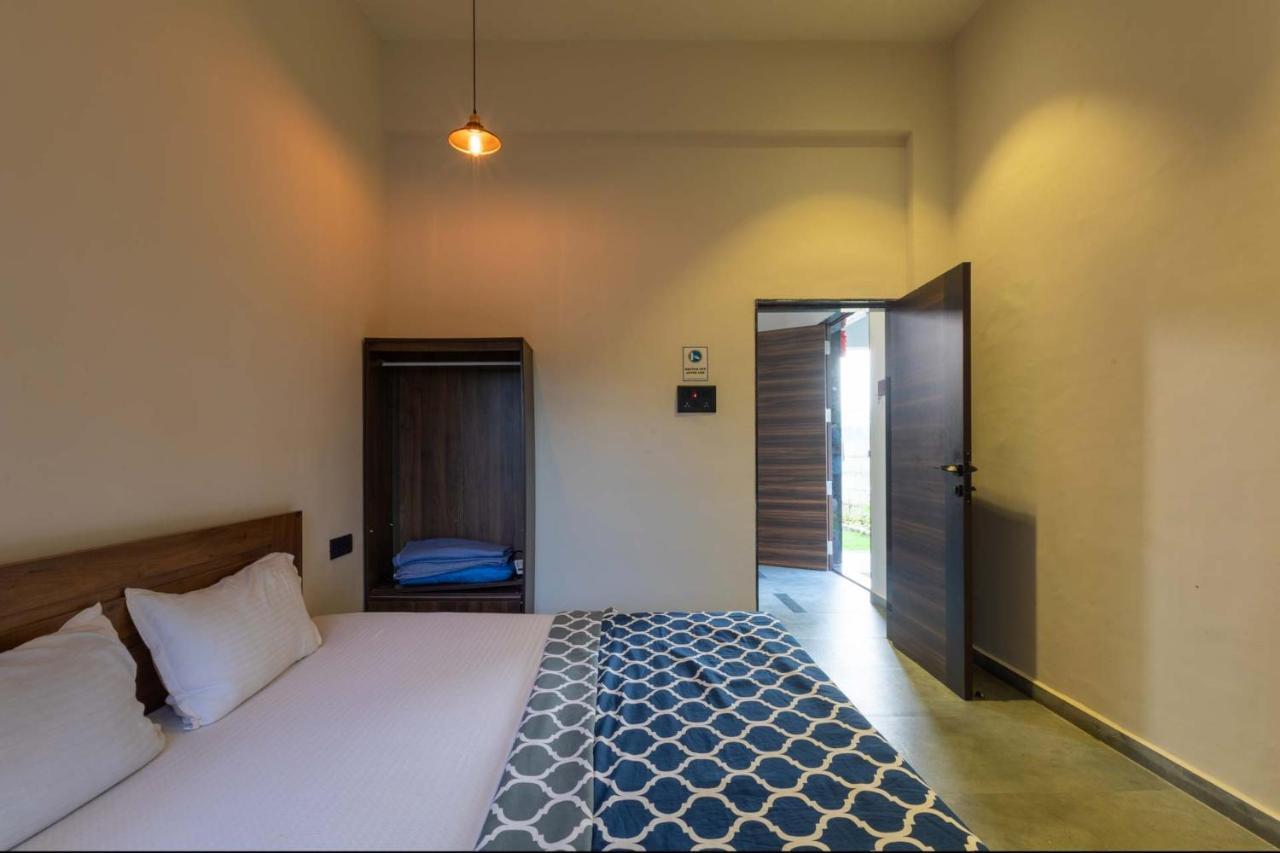 Two Villa By Stayvista With Infinity Pool, Farm & Mountain Views, Modern Interiors Karjat Luaran gambar